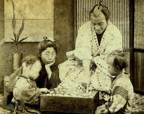 BAKUMATSU BABIES -- Smiling Father Teaches His Kids the Game of "Go" in Old Japan